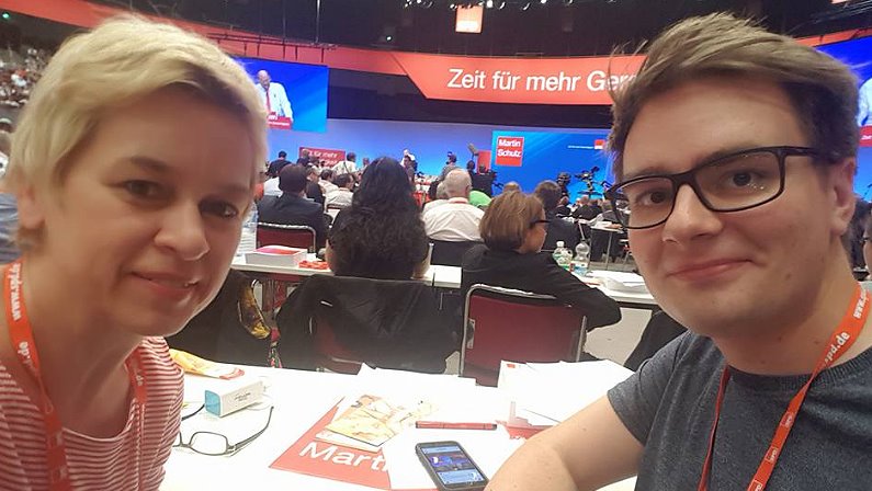 Die Delegierten Susanne Maaß und Nicholas Hellmann auf dem Bundesparteitag 2017