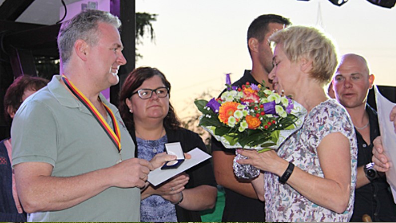 Dorfgemeinschaft Heienbach und Vize-Bürgermeisterin Susanne Maaß überraschten Dieter Jacobs auf dem Dorffest in Heienbach
